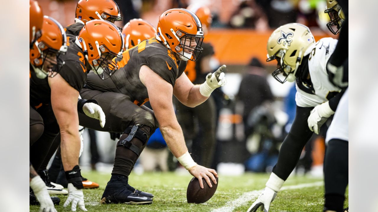 Cleveland Browns resign center Ethan Pocic