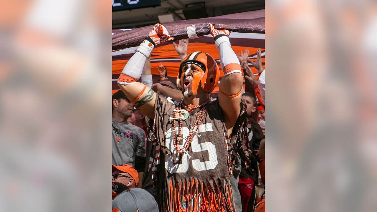 Cleveland Browns vs. Pittsburgh Steelers. Fans support on NFL Game.  Silhouette of supporters, big screen with two rivals in background Stock  Photo - Alamy