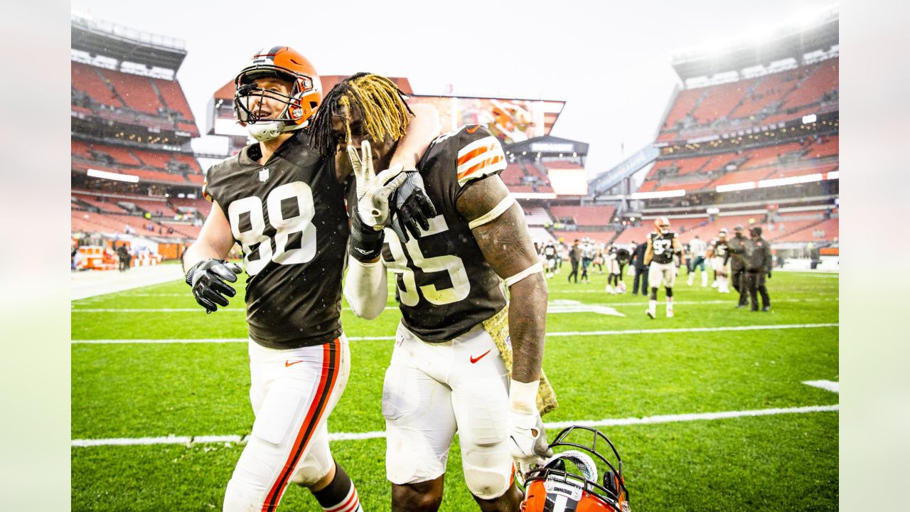 Cleveland Browns tight end David Njoku (85) walks off of the field at  halftime during an NFL pre-season football game against the Washington  Commanders, Friday, Aug. 11, 2023, in Cleveland. (AP Photo/Kirk