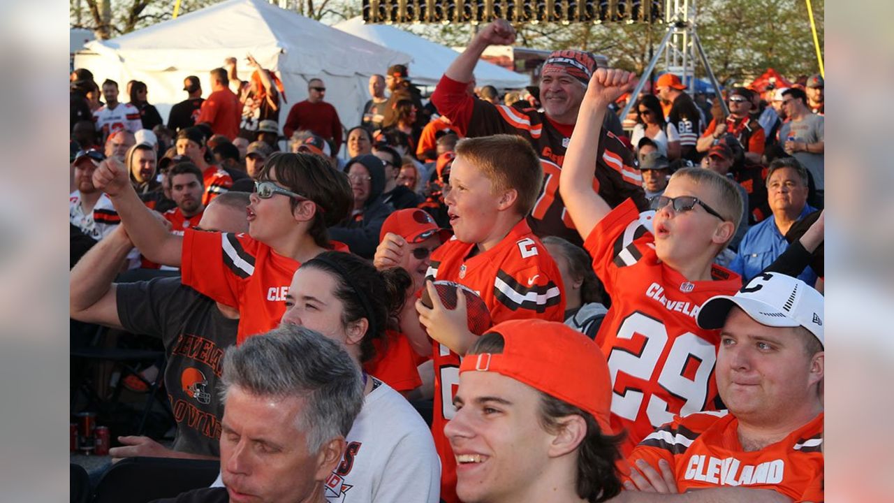 Browns Fan Goes Viral For Throwing Beer To A Boat At Tailgate