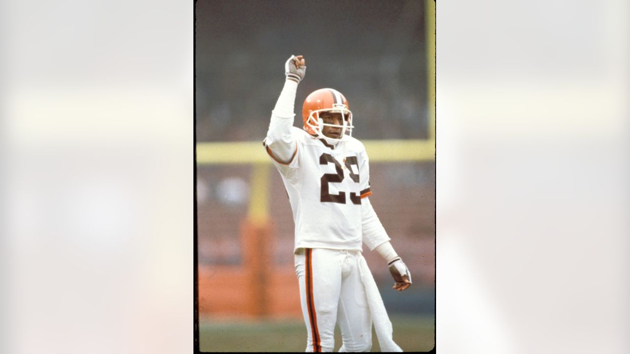 Cornerback Hanford Dixon of the Cleveland Browns reacts to a play as  News Photo - Getty Images