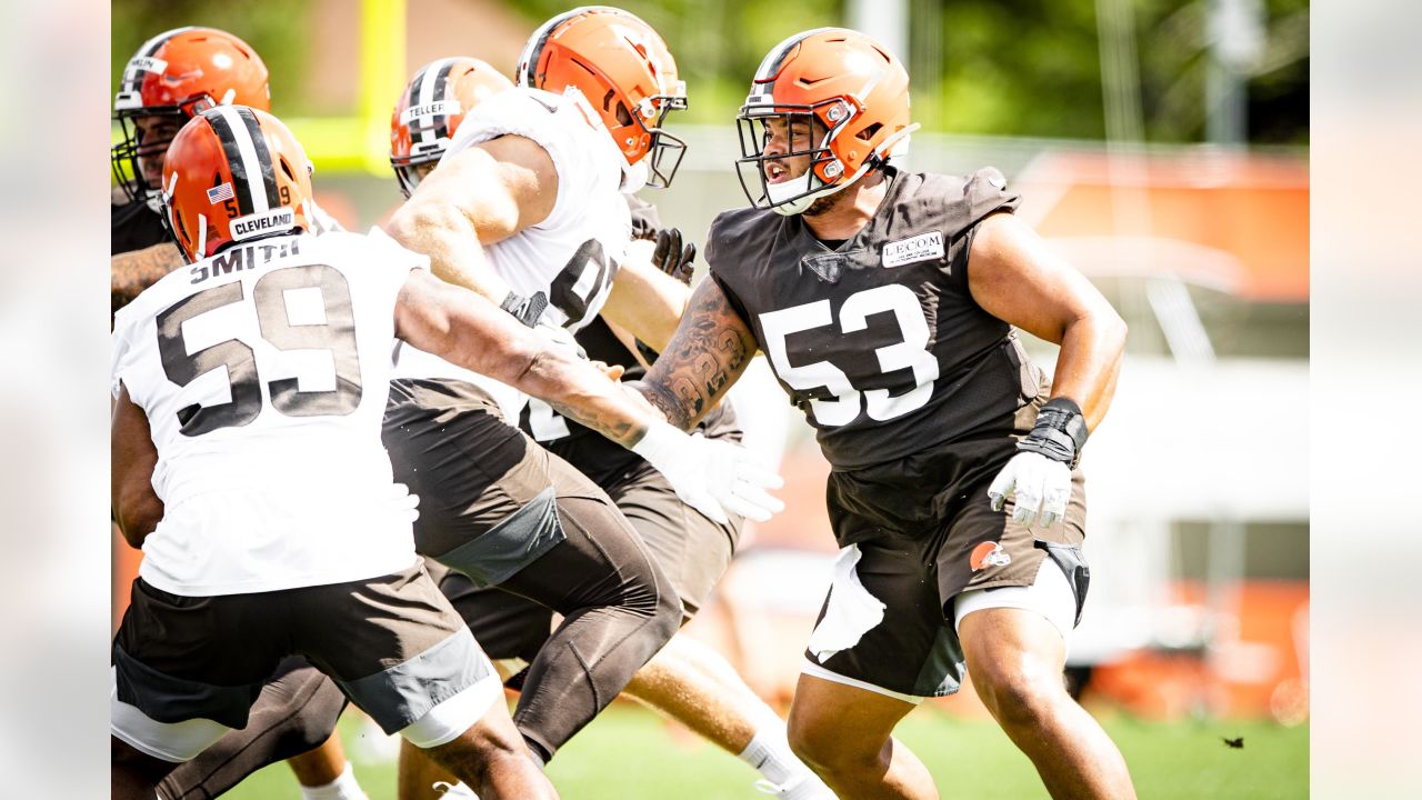 Cleveland Browns outside linebacker Malcolm Smith on the field