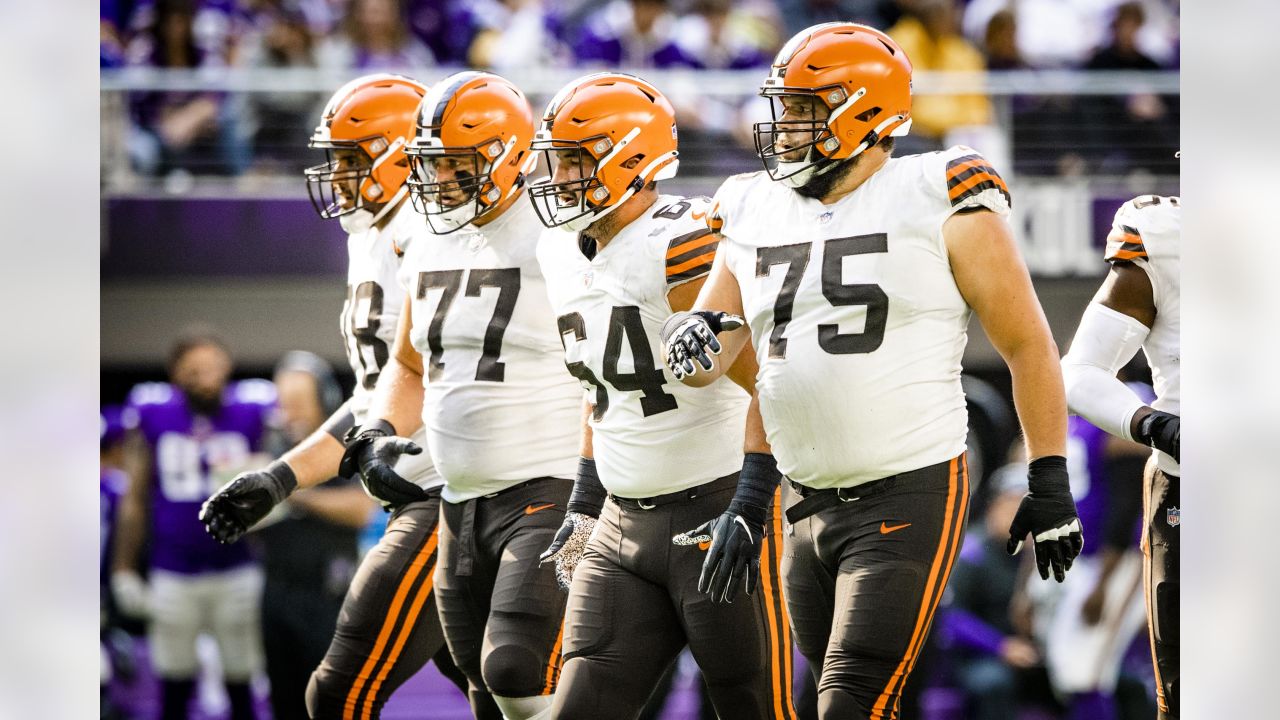 Joel Bitonio, the 'personification' of the Browns' mantra, signs 3-year  extension