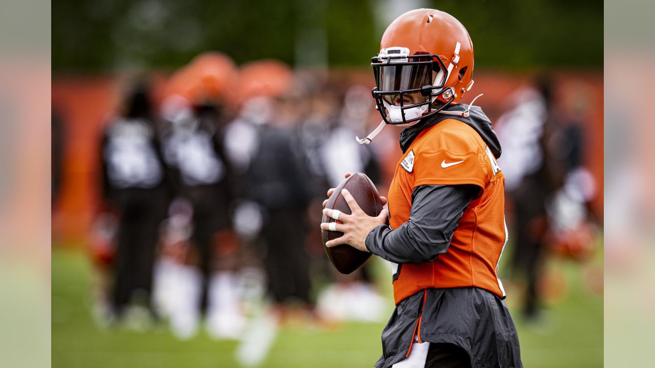 Cleveland Browns quarterback Baker Mayfield (6) smiles while talking during  NFL football practice in Berea, Ohio, Wednesday, July 28, 2021. (AP  Photo/David Dermer Stock Photo - Alamy