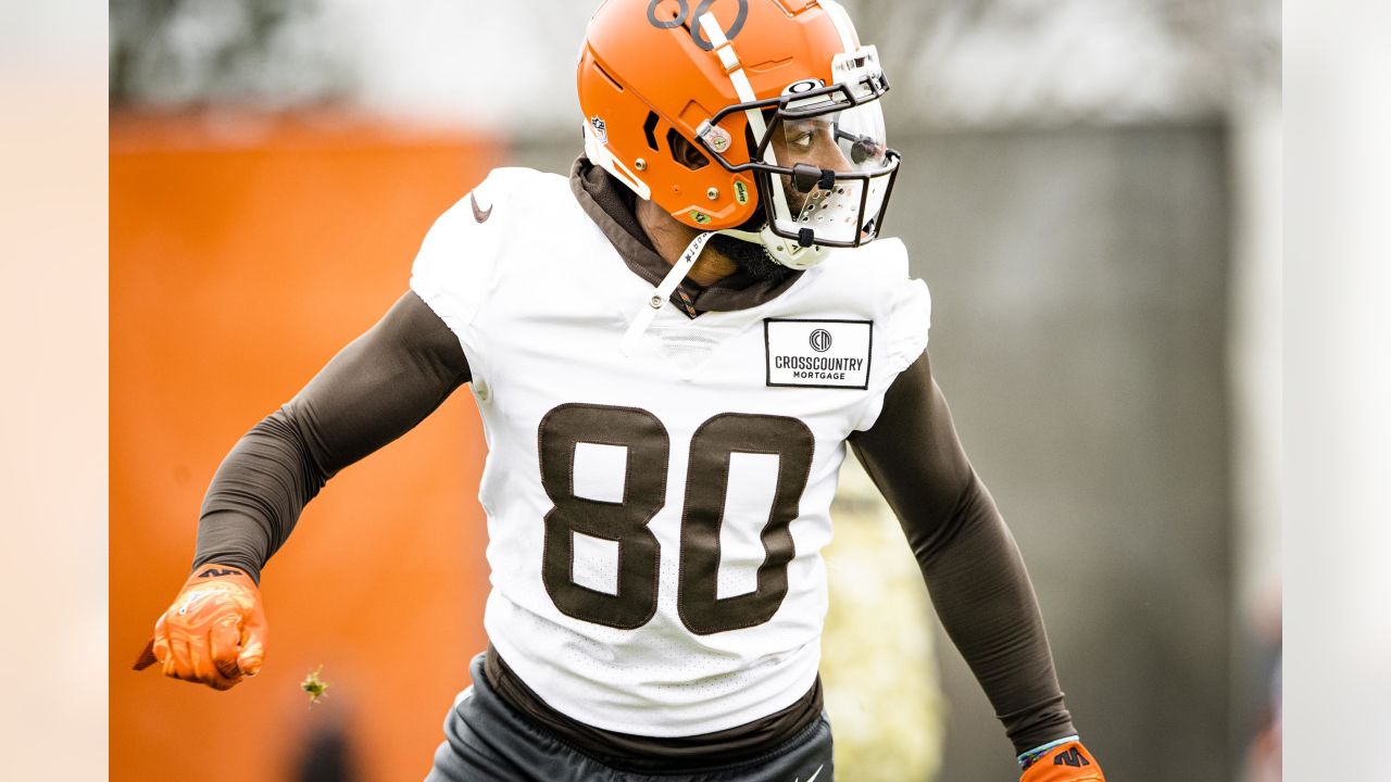 Cleveland Browns cornerback M.J. Stewart (36) gets set for the