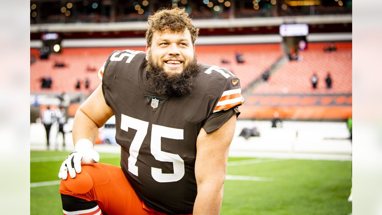 Joel Bitonio, the 'personification' of the Browns' mantra, signs 3-year  extension