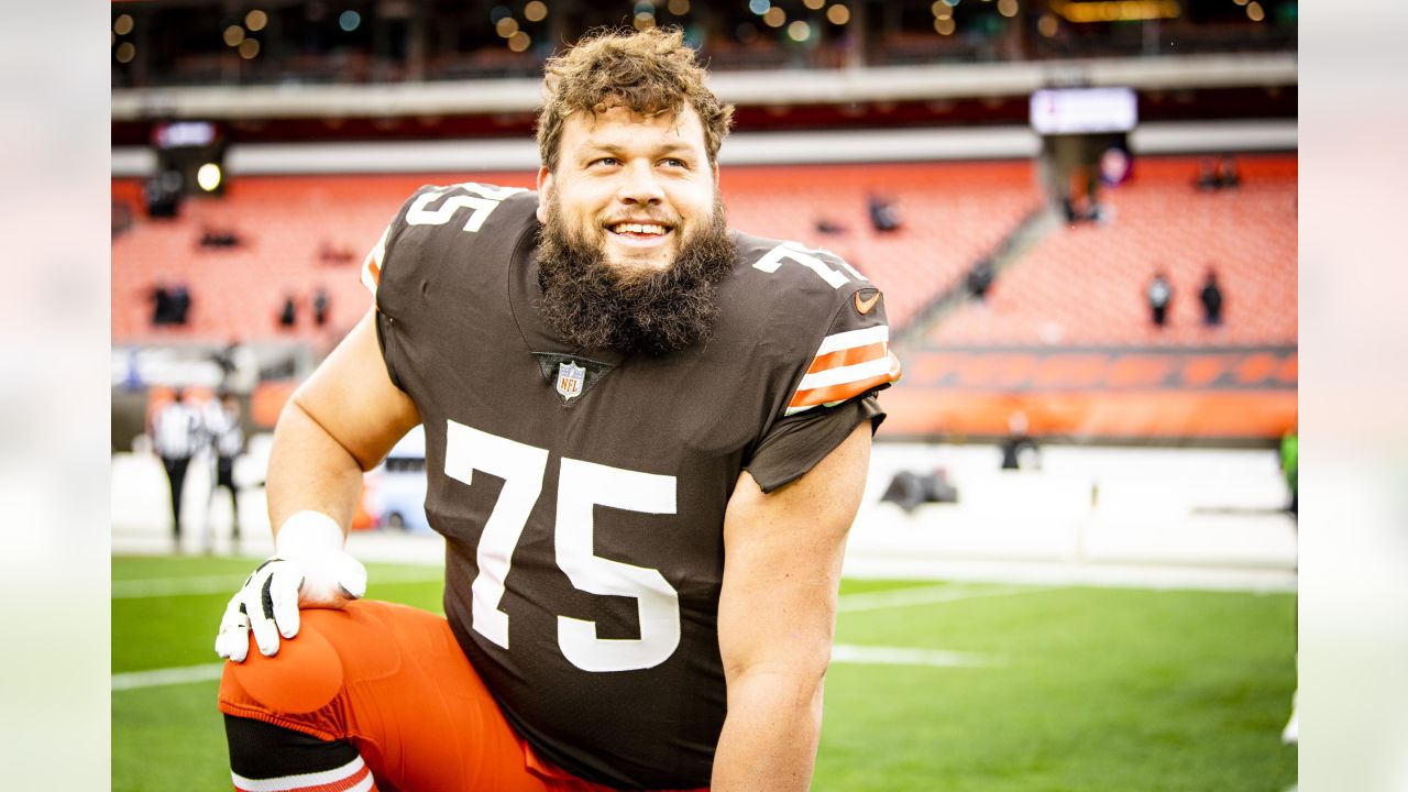 Joel Bitonio signs extension with Cleveland Browns.