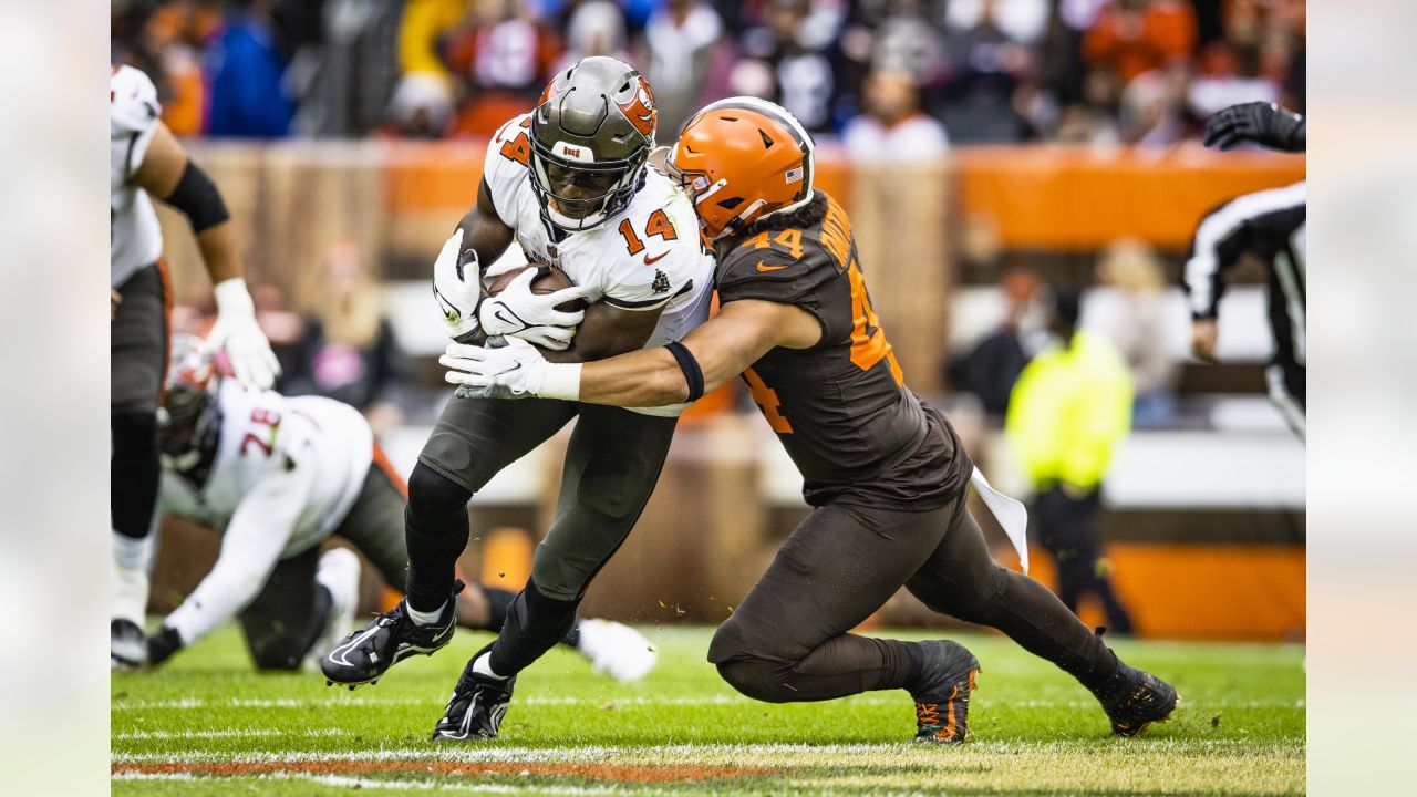 Browns LB Takitaki Encourages Fans To Get Ready For Divisional Round With  'Takis' Chips