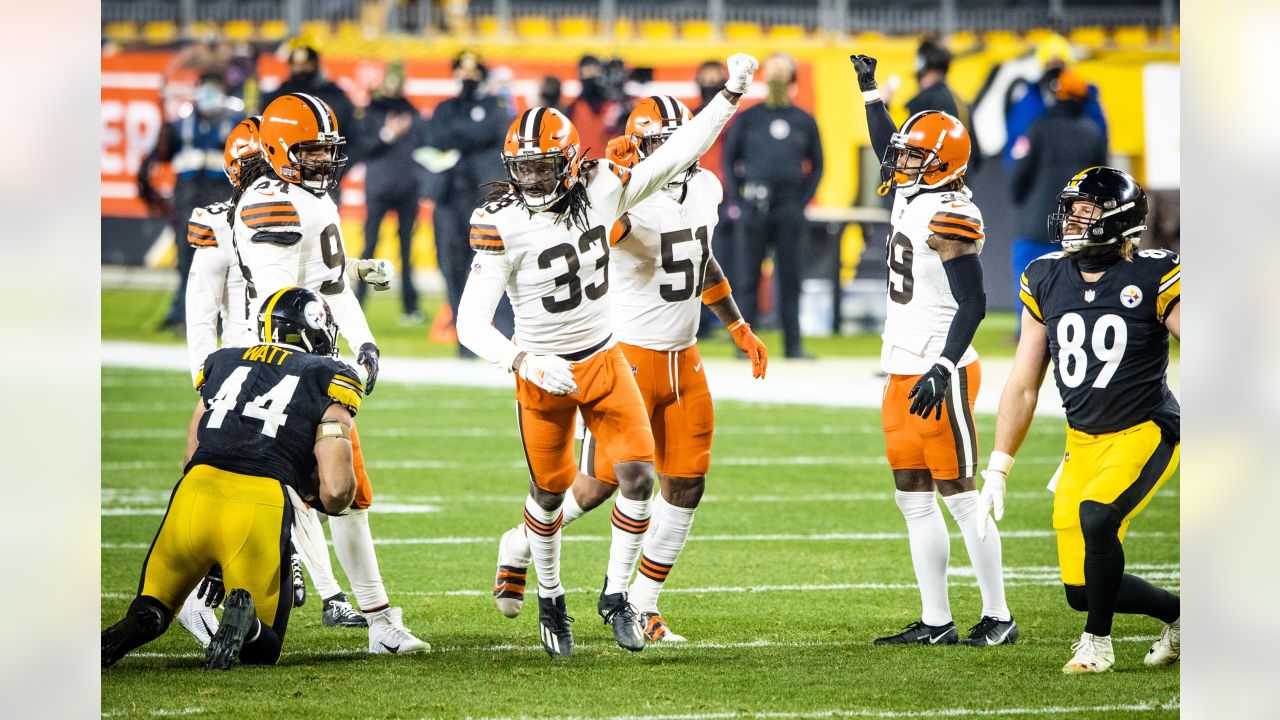 Ronnie Harrison Jr. #33 of the Cleveland Browns runs with the ball