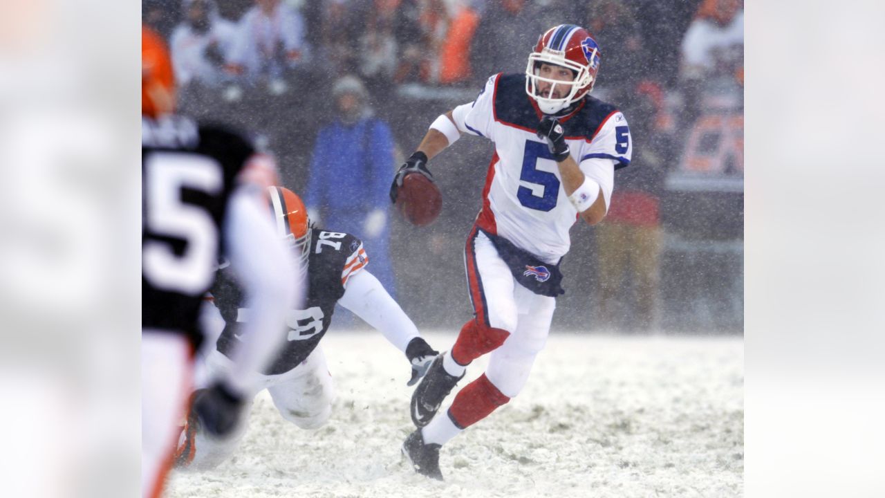 Cleveland Browns fans cheer in the snow during an NFL football game against  the Buffalo Bills Sunday, Dec. 16, 2007, in Cleveland. (AP Photo/Mark  Duncan Stock Photo - Alamy