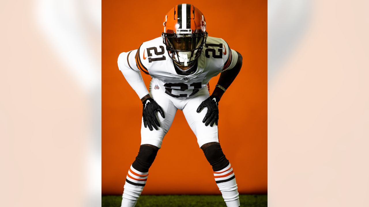 Cleveland Browns wide receiver David Bell (18) makes a catch as he warms up  before an