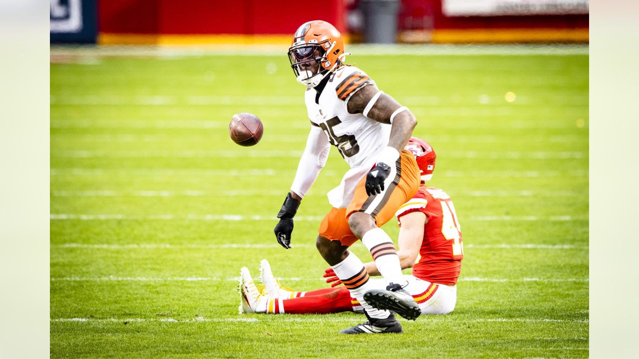 Cleveland, Ohio, USA. 9th Dec, 2018. Cleveland Browns tight end David Njoku  (85) and Carolina Panthers outside linebacker Thomas Davis (58) at the NFL  football game between the Carolina Panthers and the