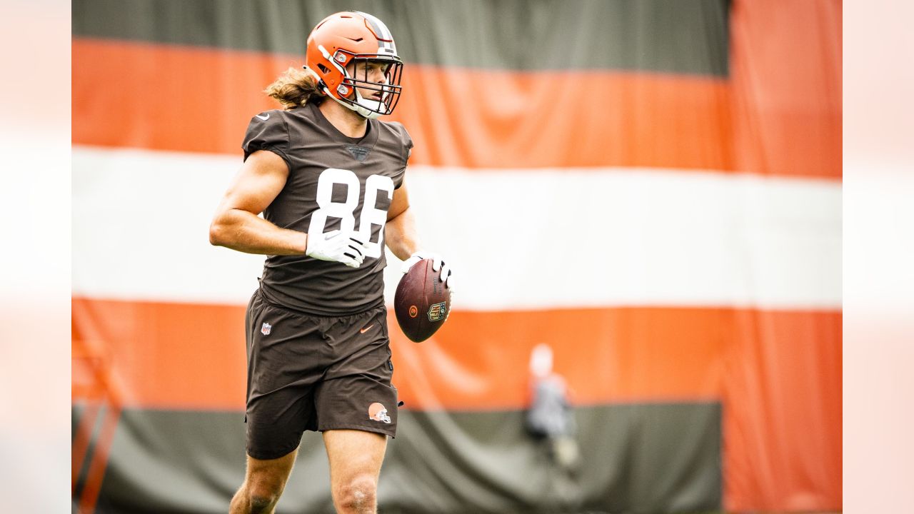 Cleveland Browns tight end Stephen Carlson (89) gets by Pittsburgh