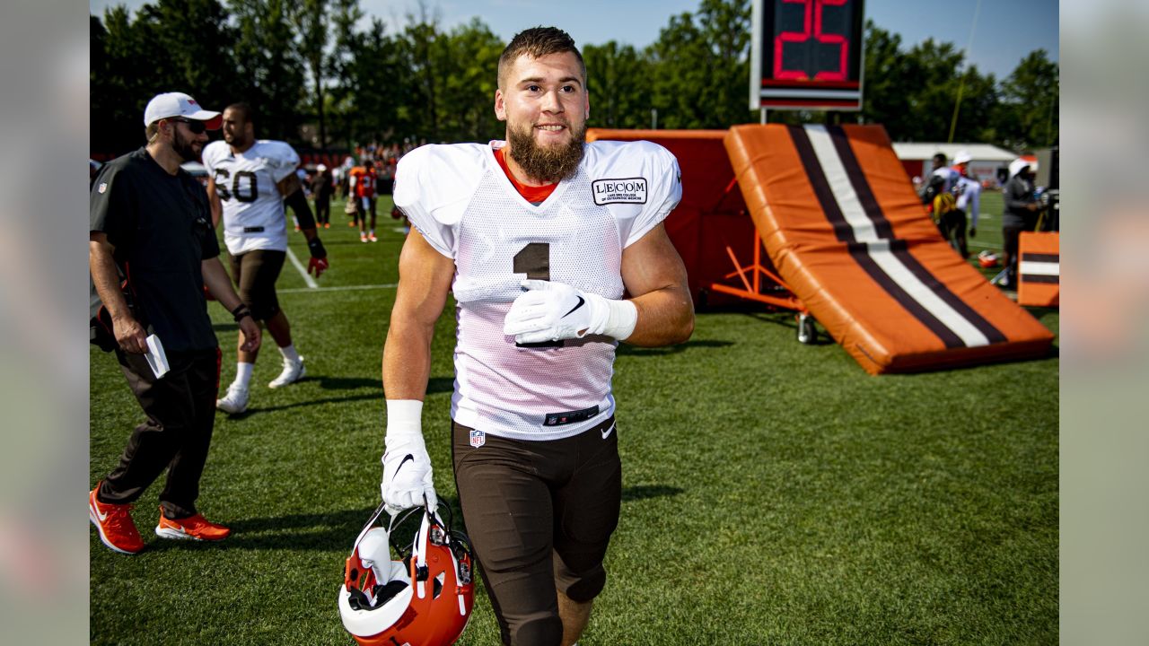 Cleveland Browns tight end Stephen Carlson catches a pass against  linebacker Christian Kirksey at the team's NFL football training facility  in Berea, Ohio, Tuesday, June 4, 2019. (AP Photo/Ron Schwane Stock Photo 