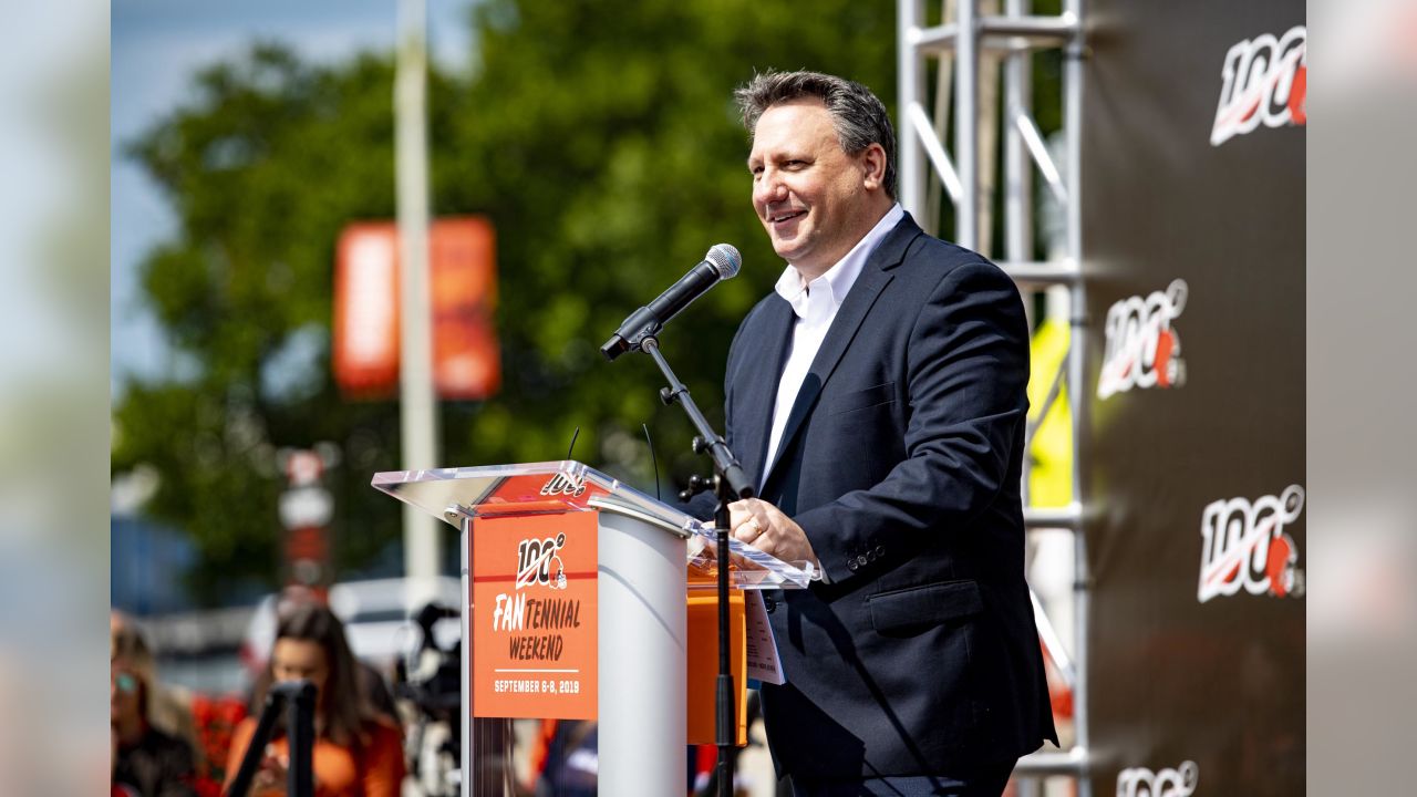 Browns unveil statue of Hall of Fame QB Otto Graham 