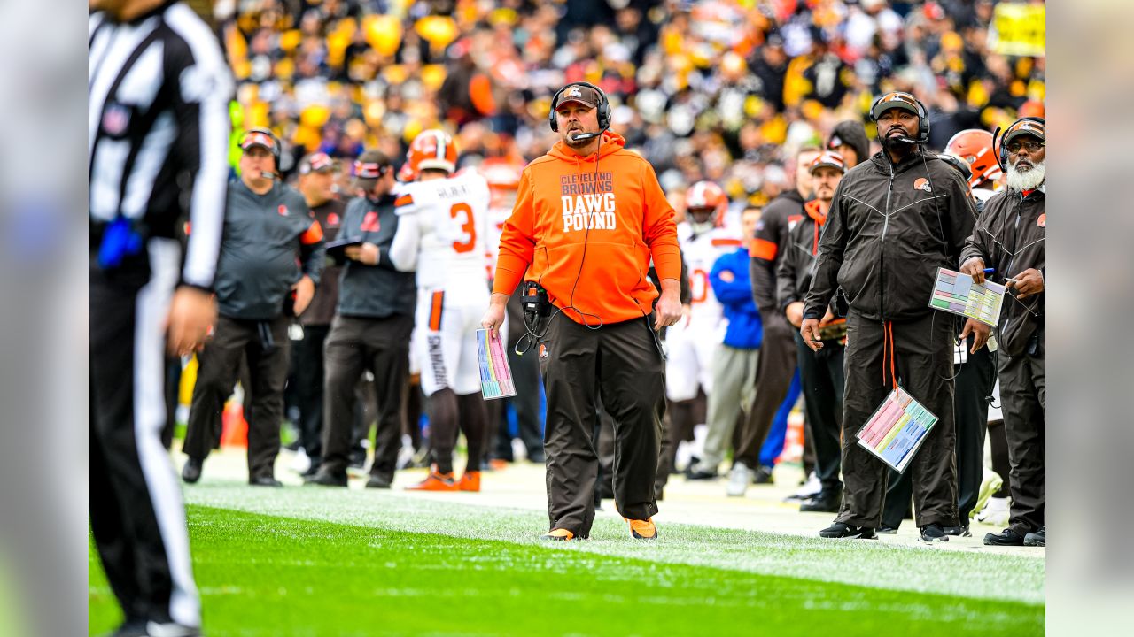 Browns end Steelers' four-game winning streak on surreal night in