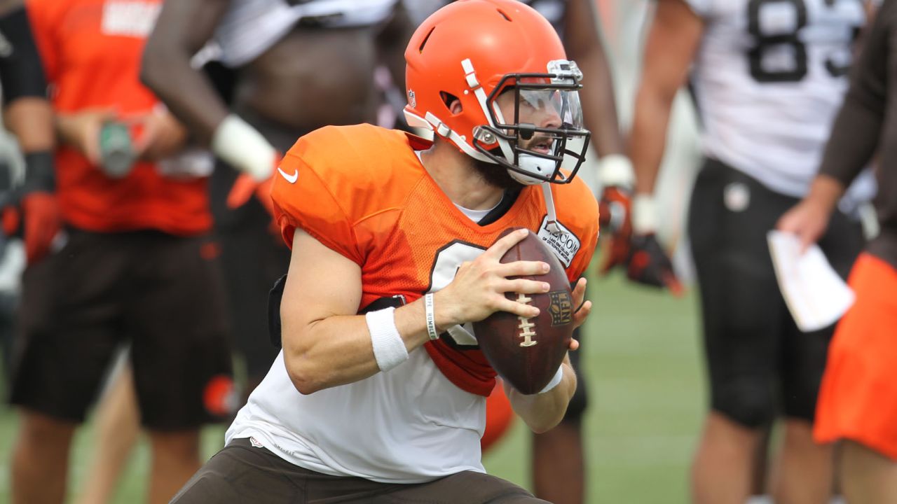 Cleveland Browns guard Joel Bitonio stretches during the NFL football  team's training camp, Tuesday, Aug. 9, 2022, in Berea, Ohio. (AP Photo/Ron  Schwane Stock Photo - Alamy