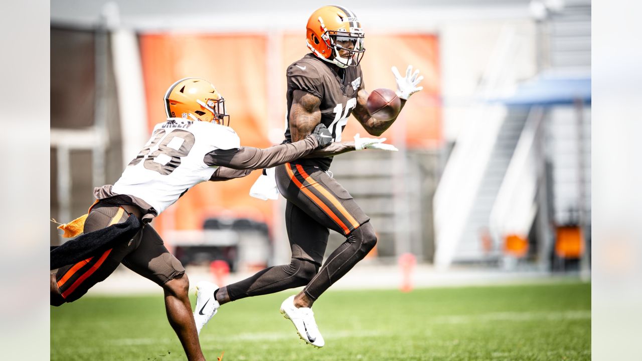 Cleveland Browns Fullback Johnny Stanton Poses With Critical Role