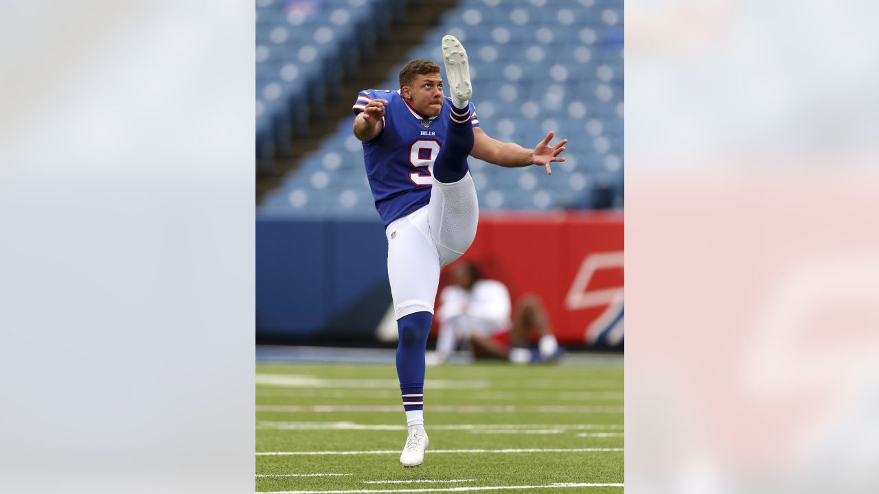 Foxborough, Massachusetts, USA. 21st Dec, 2019. Buffalo Bills punter Corey  Bojorquez (9) warms up before the NFL football game between the Buffalo  Bills and the New England Patriots at Gillette Stadium, in