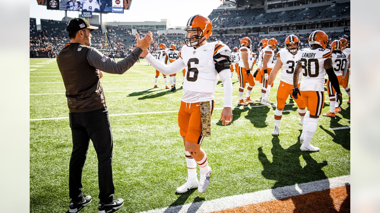 Cincinnati, OH, USA. 25th Nov, 2018. Cleveland Browns quarterback Baker  Mayfield (6) takes a snap in a game between the Cleveland Browns and the  Cincinnati Bengals on November 25, 2018 at Paul