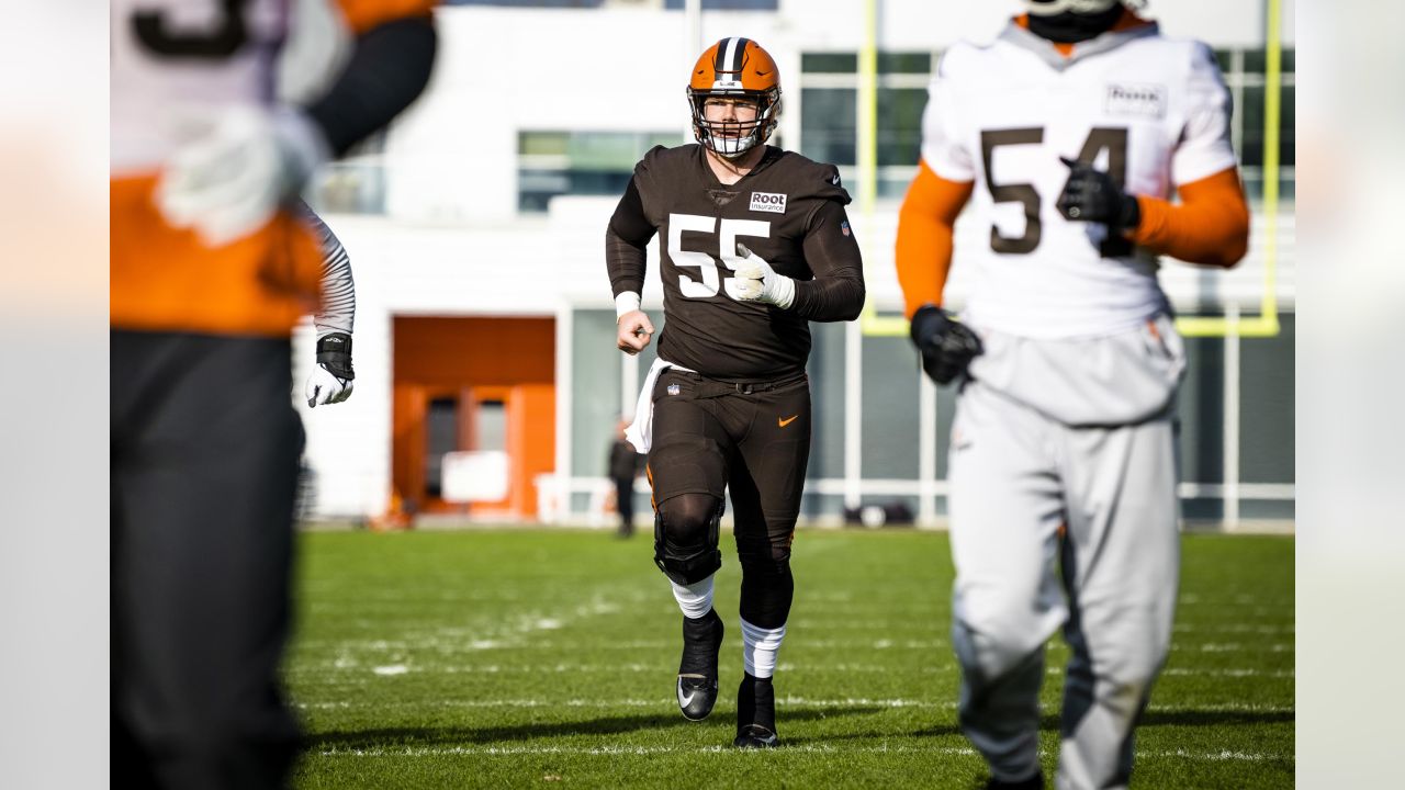 Cleveland Browns center Ethan Pocic (55) snaps the ball during an NFL  football game against the New England Patriots, Sunday, Oct. 16, 2022, in  Cleveland. (AP Photo/Kirk Irwin Stock Photo - Alamy