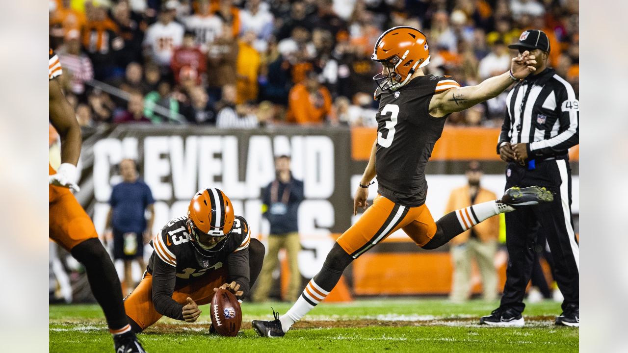 Cleveland Browns center Ethan Pocic (55) snaps the ball during an NFL  football game against the New England Patriots, Sunday, Oct. 16, 2022, in  Cleveland. (AP Photo/Kirk Irwin Stock Photo - Alamy