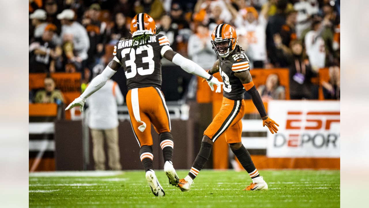 Browns Mailbag: How well has Ethan Pocic filled in at center?