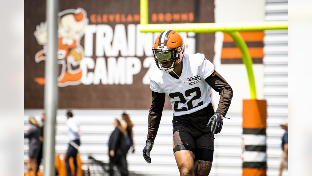 Browns Player Jacob Phillips Visits Euclid High School to Help