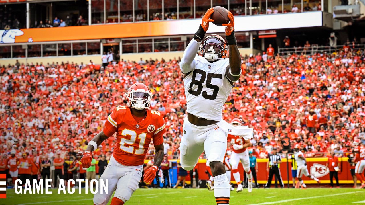 Cleveland Browns defensive end Ogbo Okoronkwo (54) rushes during an NFL  preseason football game against the Kansas City Chiefs Saturday, Aug. 26,  2023, in Kansas City, Mo. (AP Photo/Peter Aiken Stock Photo - Alamy