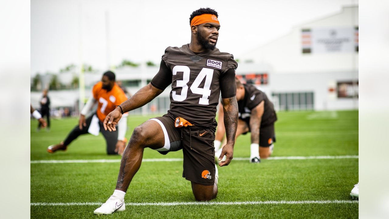 Cleveland Browns' Alex Wright runs drills at the NFL football team's  training camp on Saturday, July 29, 2023, in White Sulphur Springs, W.Va.  (AP Photo/Chris Carlson Stock Photo - Alamy