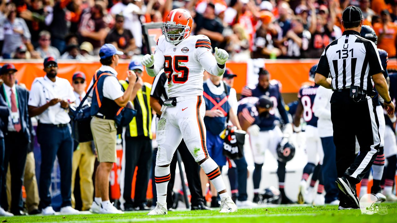 Bears, Justin Fields held to 47 total yards, sacked 9 times in loss to  Browns - The Athletic