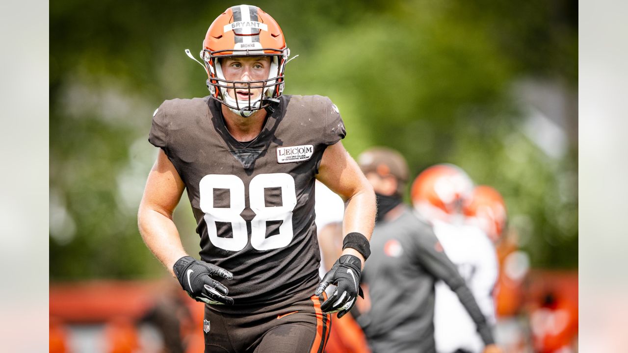 Cleveland Browns tight end Harrison Bryant (88) warms up prior to