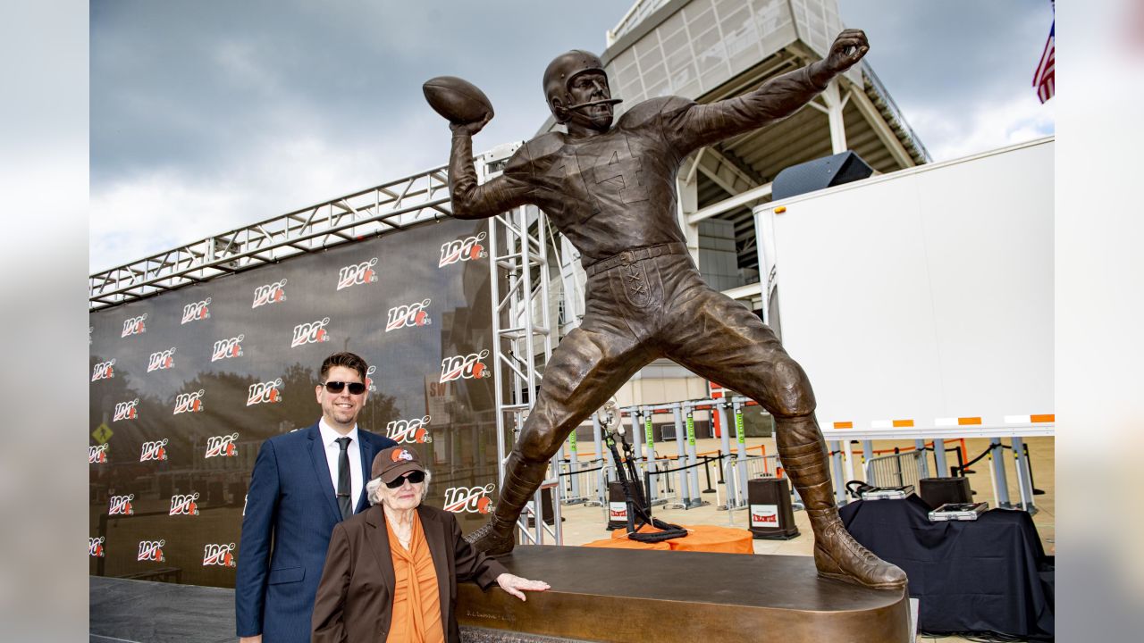 Browns unveil statue of Hall of Fame QB Otto Graham 