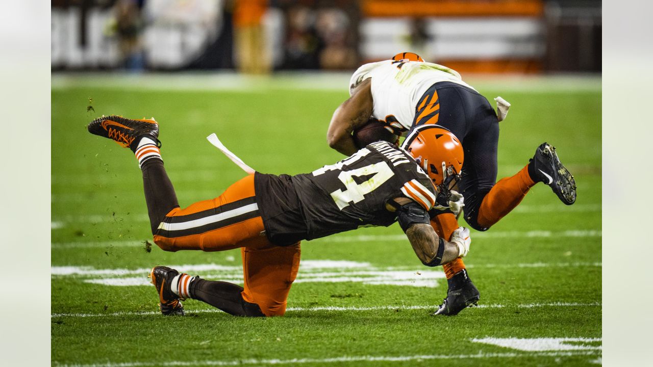 AP source: Browns re-signing LB Takitaki to 1-year contract - The San Diego  Union-Tribune