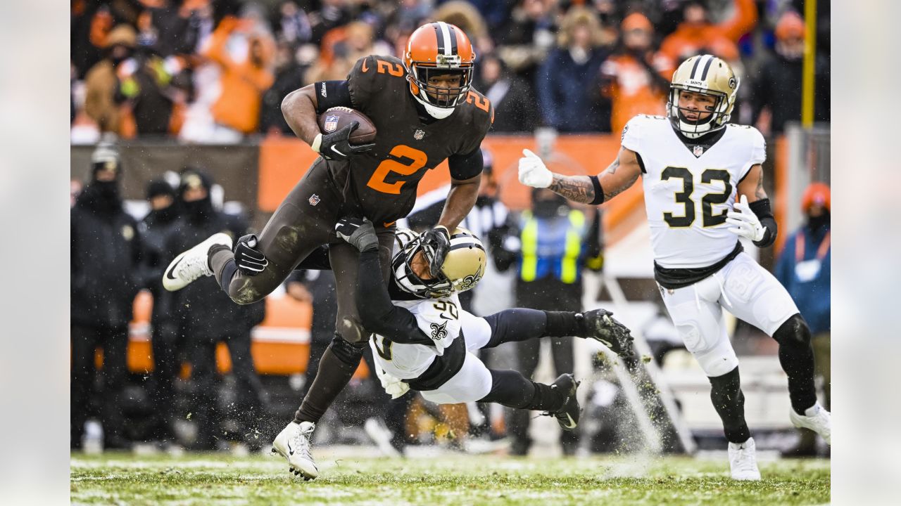 Browns gift 17-10 win to Saints after coughing up 10-point lead