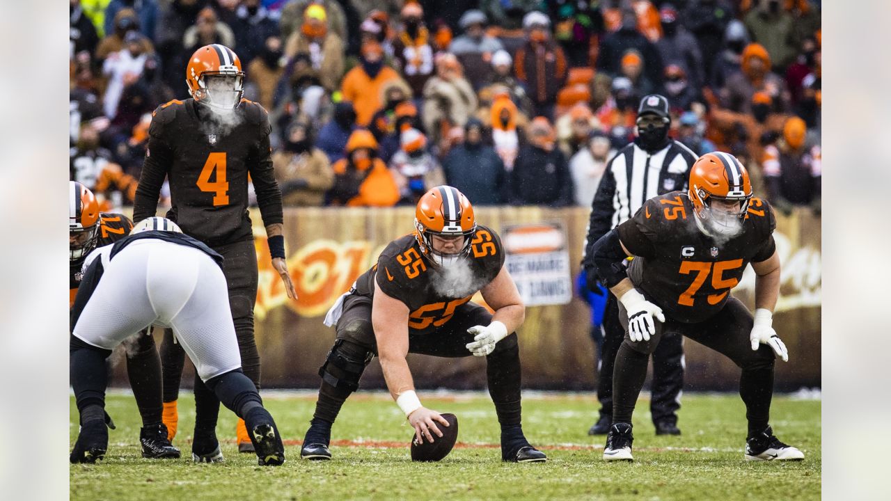 Cleveland Browns resign center Ethan Pocic