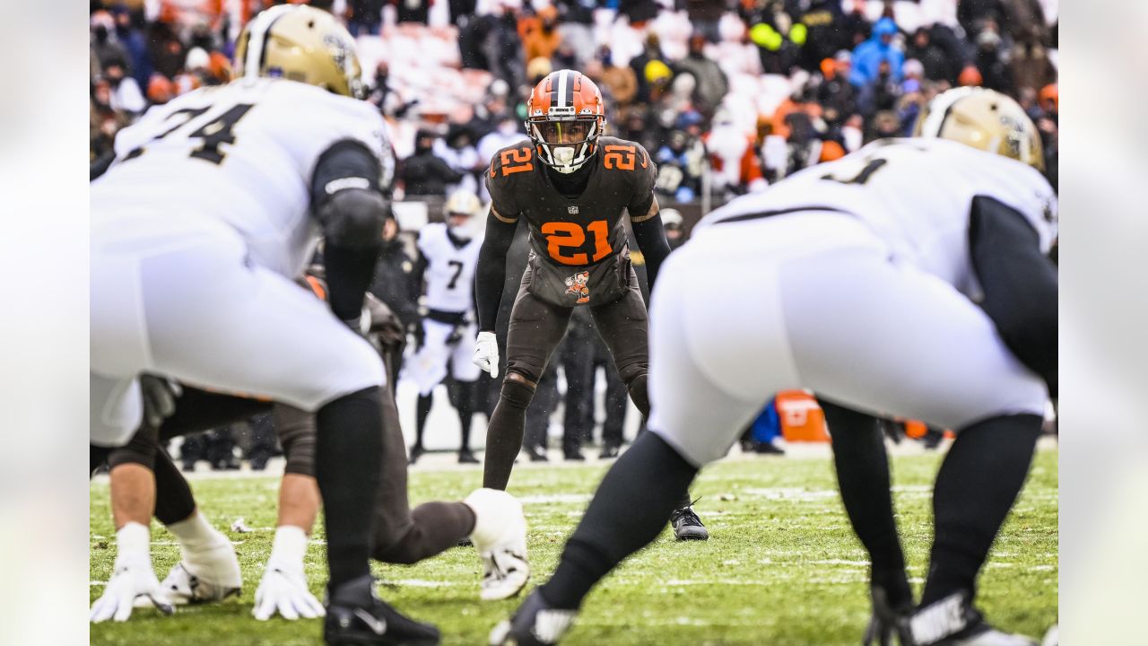 Browns gift 17-10 win to Saints after coughing up 10-point lead