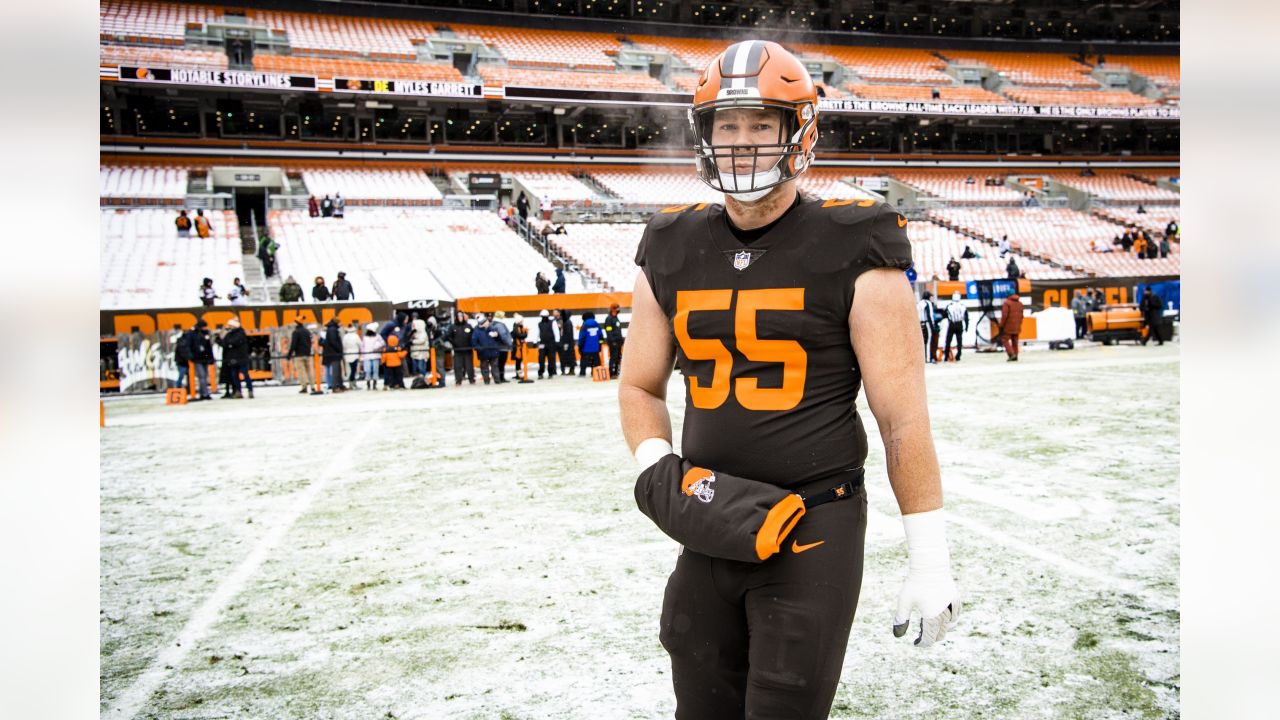 Cleveland Browns resign center Ethan Pocic