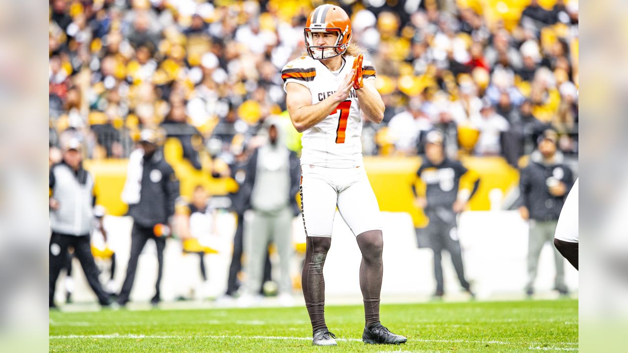 Cleveland Browns punter Jamie Gillan warms up before an NFL football game  against the Tennessee Titans, Sunday, Sept. 8, 2019, in Cleveland. (AP  Photo/David Richard Stock Photo - Alamy