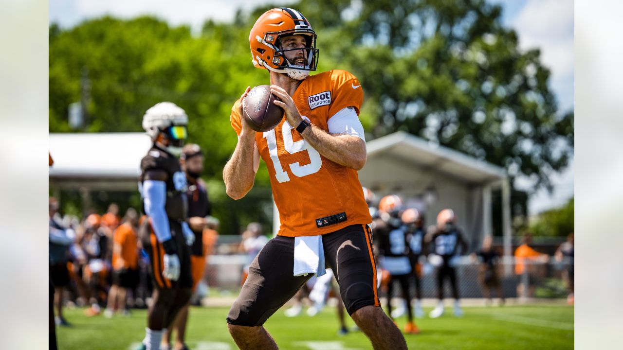 Cleveland Browns guard Joel Bitonio stretches during the NFL football  team's training camp, Tuesday, Aug. 9, 2022, in Berea, Ohio. (AP Photo/Ron  Schwane Stock Photo - Alamy