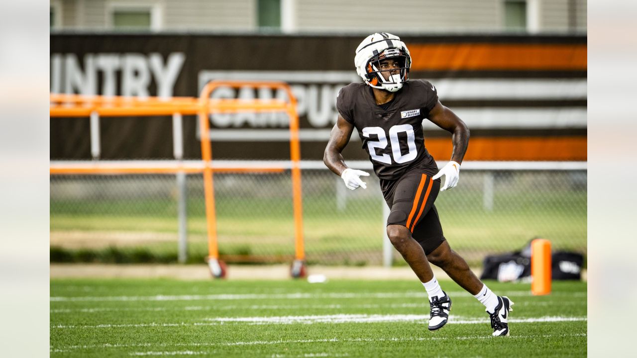 Cleveland Browns cornerback Greg Newsome II (20) warms up before an NFL  football game against the Cincinnati Bengals, Sunday, Dec. 11, 2022, in  Cincinnati. (AP Photo/Emilee Chinn Stock Photo - Alamy