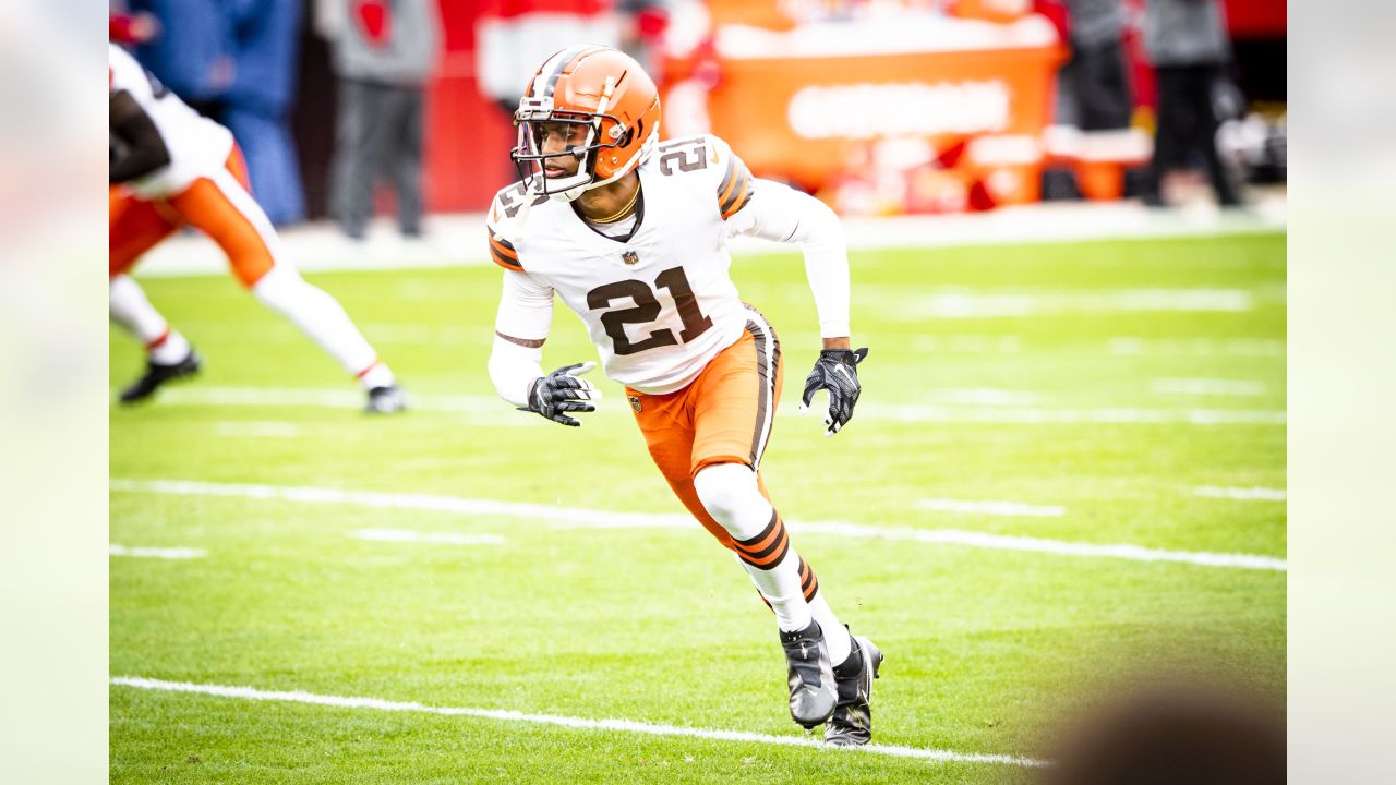 Cleveland Browns cornerback Denzel Ward (21) watches a replay during an NFL  football game against the Arizona Cardinals, Sunday, Oct. 17, 2021, in  Cleveland. (AP Photo/Kirk Irwin Stock Photo - Alamy