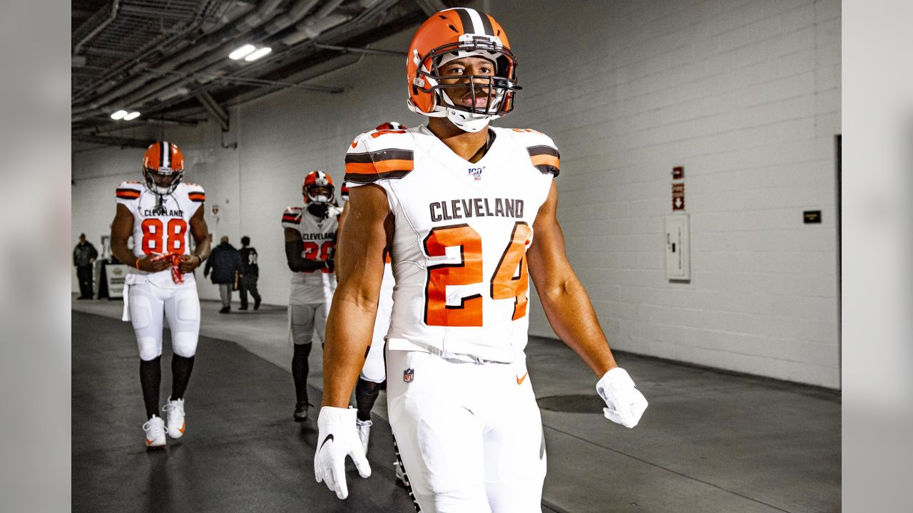 Houston, Texas, USA. 4th Dec, 2022. Cleveland Browns running back Nick  Chubb (24) carries the ball upfield during the first quarter of the game  between the Houston Texans and the Cleveland Browns