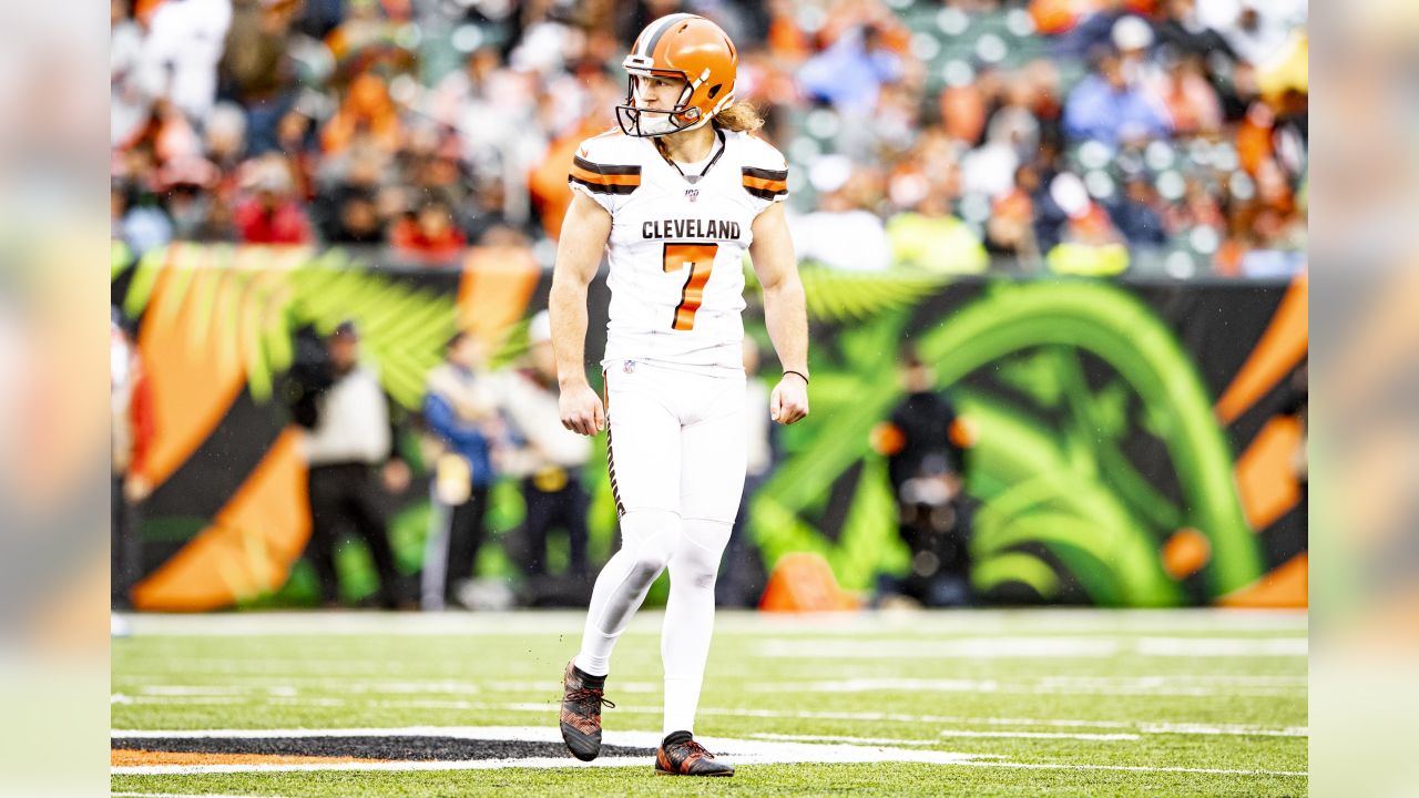 Cleveland Browns punter Jamie Gillan warms up before an NFL football game  against the Tennessee Titans, Sunday, Sept. 8, 2019, in Cleveland. (AP  Photo/David Richard Stock Photo - Alamy