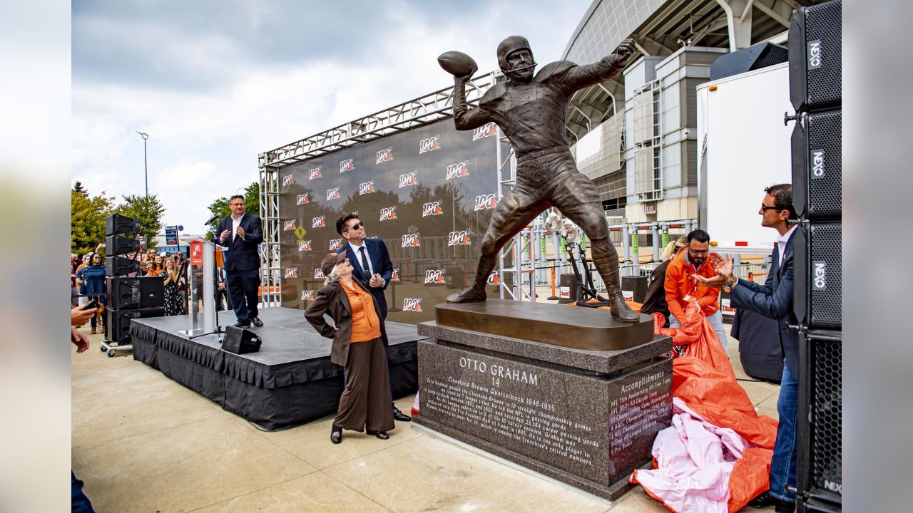 Browns unveil statue of Hall of Fame QB Otto Graham 