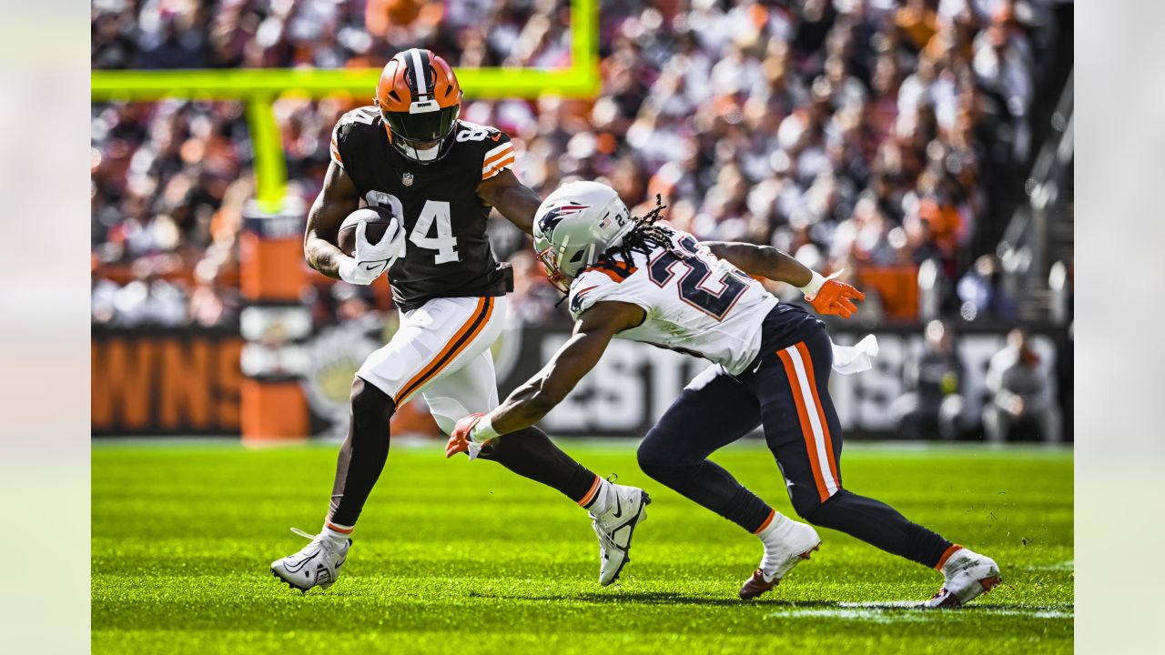 CLEVELAND, OH - OCTOBER 16: Cleveland Browns tight end Pharaoh Brown (84)  signals first down after m