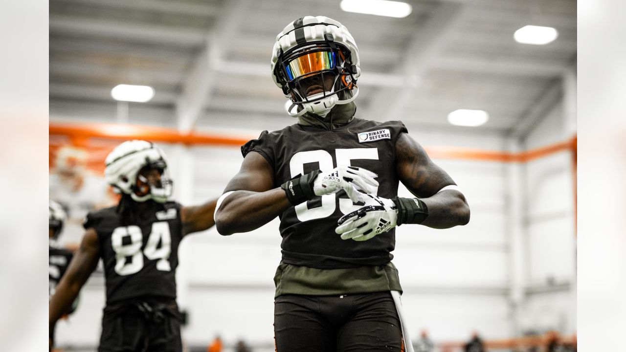 Cleveland Browns linebacker Mohamoud Diabate (43) defends during a  preseason NFL football game against the Washington Commanders on Friday,  Aug. 11, 2023, in Cleveland. Washington won 17-15. (AP Photo/David Richard  Stock Photo - Alamy