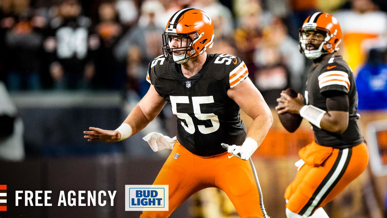 Cleveland Browns resign center Ethan Pocic