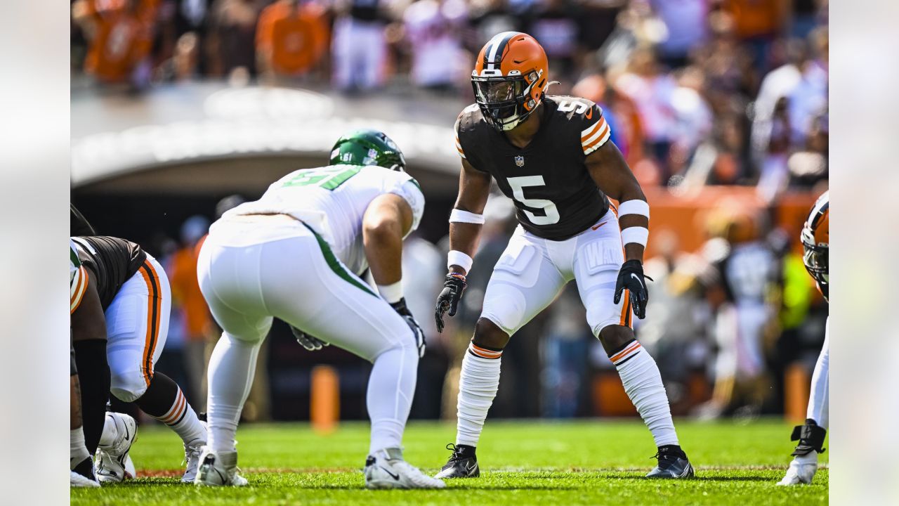 New York Jets cornerback Sauce Gardner (1) lines up for a play during an  NFL football game against the Cleveland Browns, Sunday, Sept. 18, 2022, in  Cleveland. (AP Photo/Kirk Irwin Stock Photo - Alamy