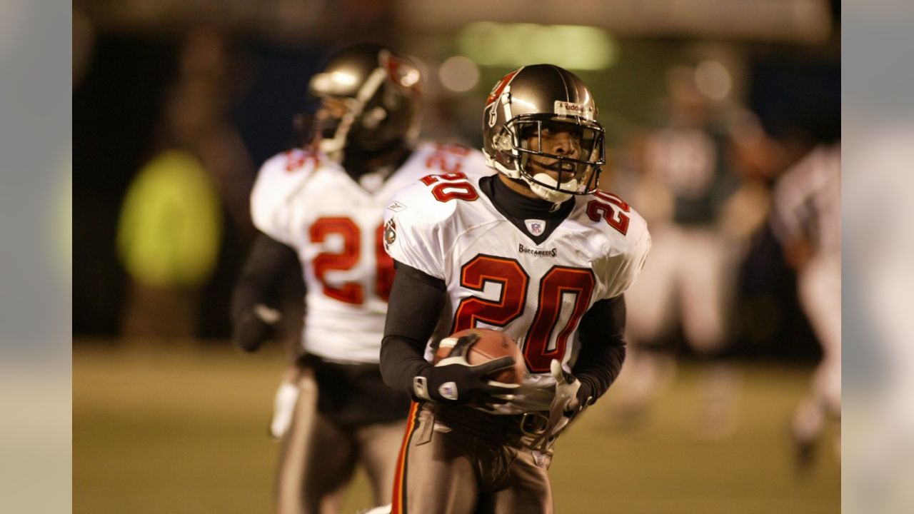 Ronde Barber Shuts Down the Vet (2002) 